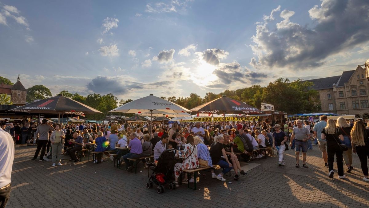 Das 46. Krämerbrückenfest glänzte am Samstag mit viel Sonnenschein und Unterhaltung für Groß und Klein. Mit Querbeat und Gentleman feierten auf dem Domplatz tausende von Menschen, bis der Tag mit einem Höhenfeuerwerk abgerundet wurde.