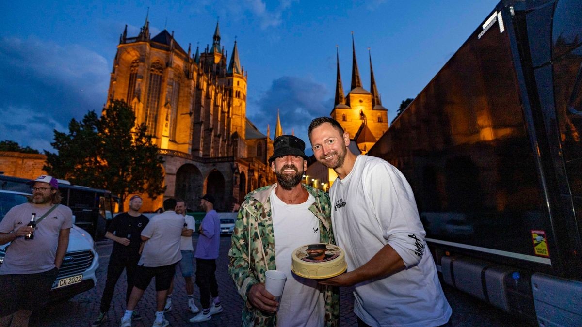 Im Bild: Gentleman bekommt von TortenTobi (Tobi Eisenbrandt) eine Torte überreicht. - Das 46. Krämerbrückenfest glänzte am Samstag mit viel Sonnenschein und Unterhaltung für Groß und Klein. Mit Querbeat und Gentleman feierten auf dem Domplatz tausende von Menschen, bis der Tag mit einem Höhenfeuerwerk abgerundet wurde.