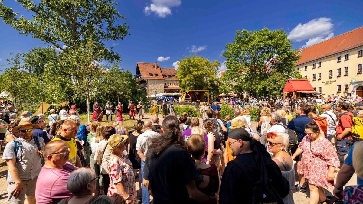 Im Bild: Mittelaltermarkt hinter der Krämeerbrücke. - Das 46. Krämerbrückenfest glänzte am Samstag mit viel Sonnenschein und Unterhaltung für Groß und Klein. Mit Querbeat und Gentleman feierten auf dem Domplatz tausende von Menschen, bis der Tag mit einem Höhenfeuerwerk abgerundet wurde.