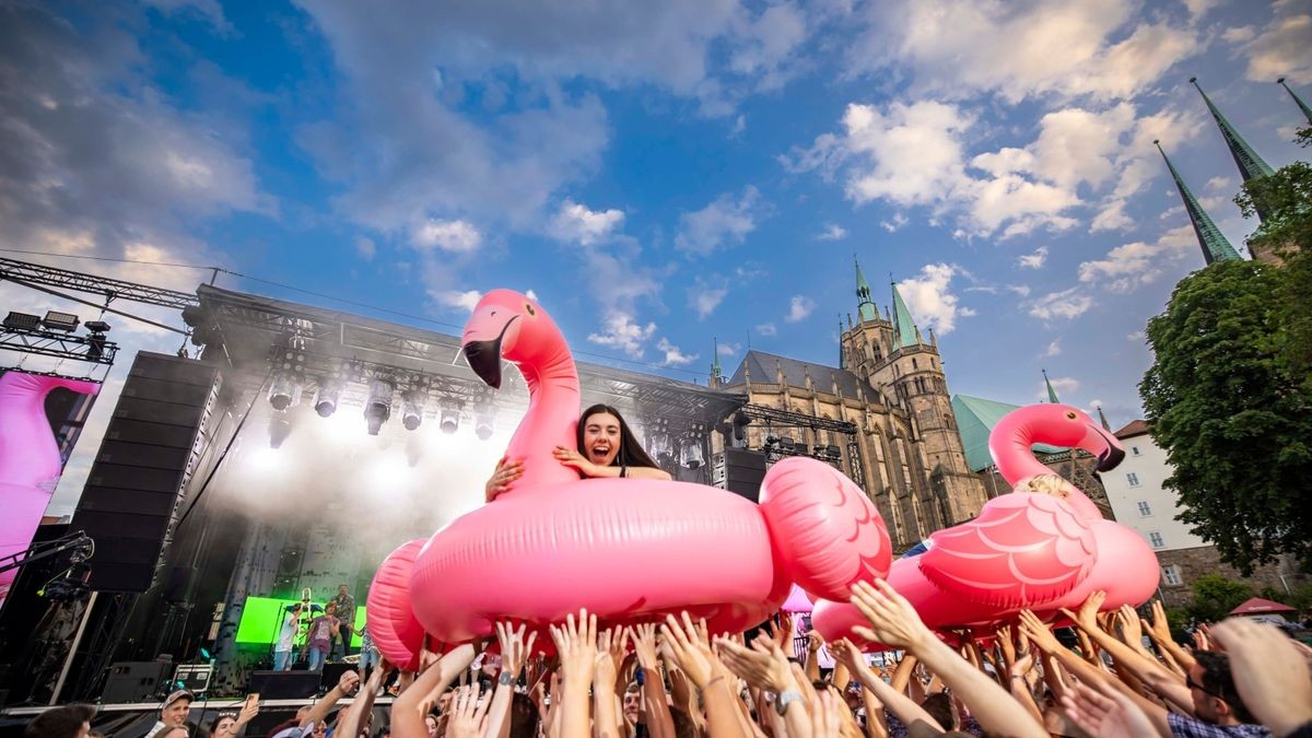 Im Bild: Querbeat reisen den Domplatz ab. - Das 46. Krämerbrückenfest glänzte am Samstag mit viel Sonnenschein und Unterhaltung für Groß und Klein. Mit Querbeat und Gentleman feierten auf dem Domplatz tausende von Menschen, bis der Tag mit einem Höhenfeuerwerk abgerundet wurde.