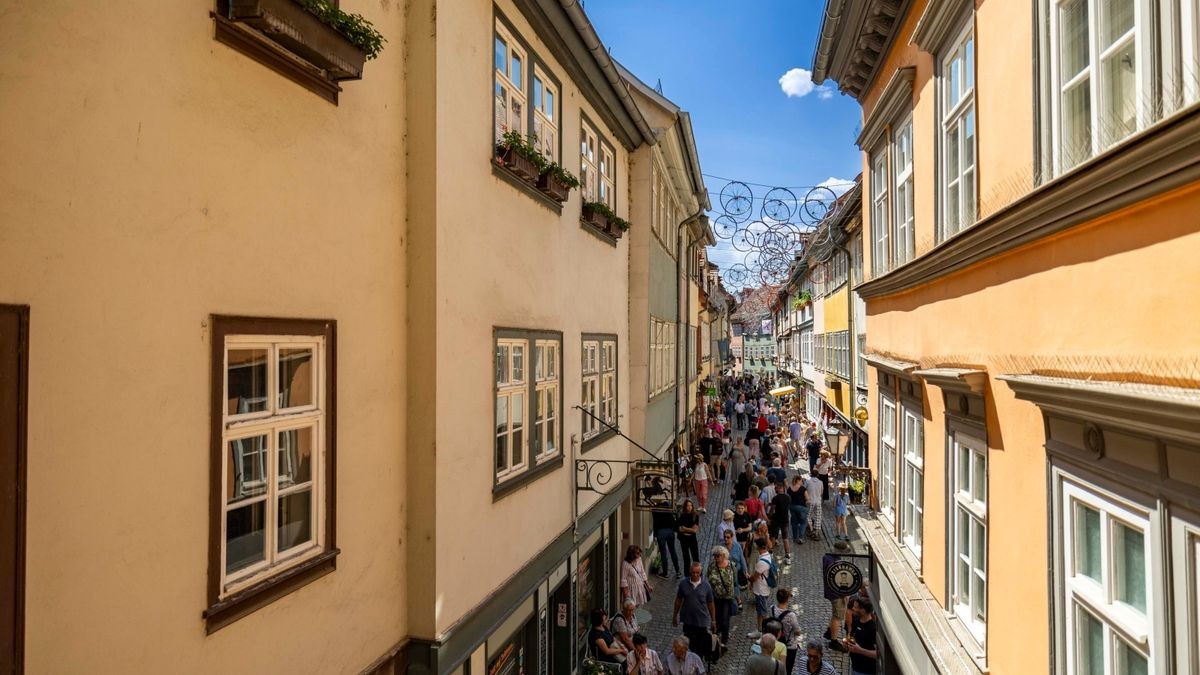 Das 46. Krämerbrückenfest glänzte am Samstag mit viel Sonnenschein und Unterhaltung für Groß und Klein. Mit Querbeat und Gentleman feierten auf dem Domplatz tausende von Menschen, bis der Tag mit einem Höhenfeuerwerk abgerundet wurde.