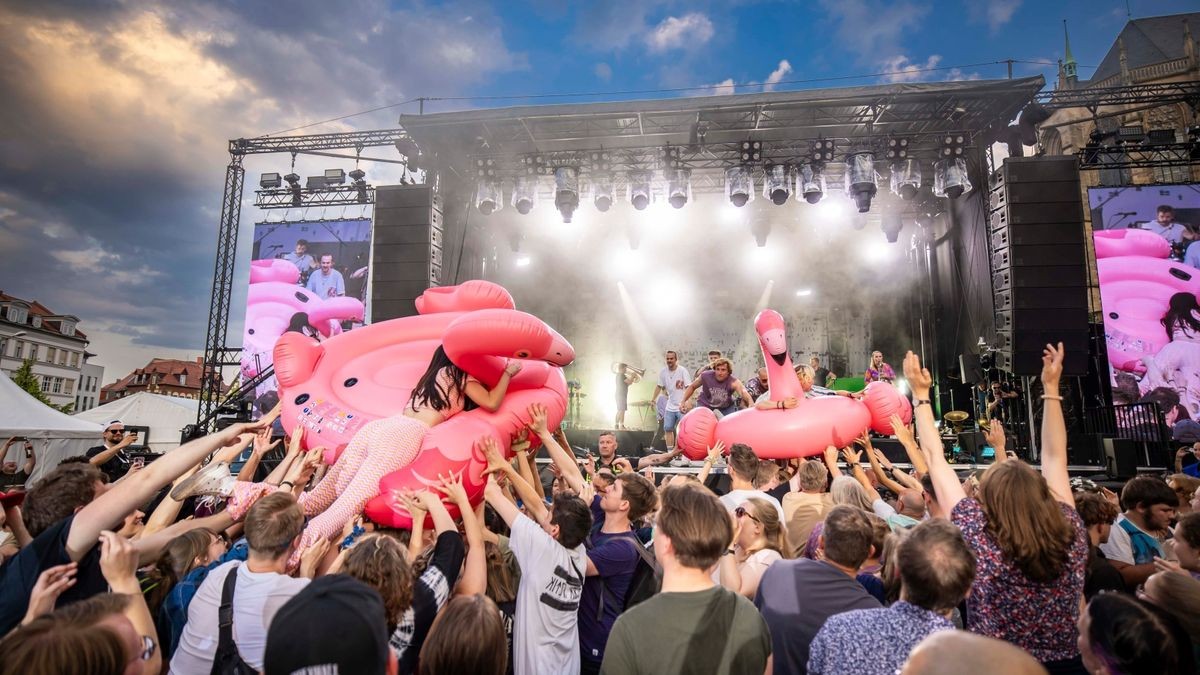 Im Bild: Querbeat reisen den Domplatz ab. - Das 46. Krämerbrückenfest glänzte am Samstag mit viel Sonnenschein und Unterhaltung für Groß und Klein. Mit Querbeat und Gentleman feierten auf dem Domplatz tausende von Menschen, bis der Tag mit einem Höhenfeuerwerk abgerundet wurde.