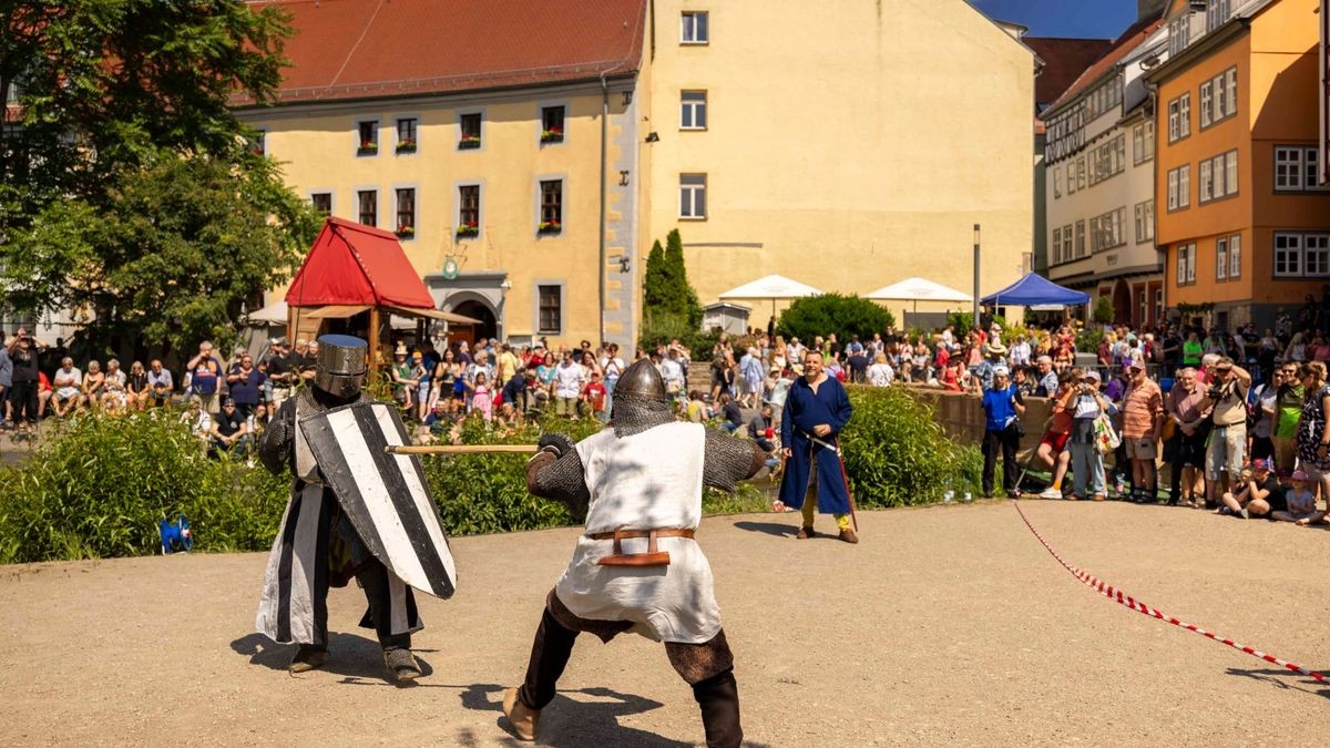 Im Bild: Mittelaltermarkt hinter der Krämeerbrücke. - Das 46. Krämerbrückenfest glänzte am Samstag mit viel Sonnenschein und Unterhaltung für Groß und Klein. Mit Querbeat und Gentleman feierten auf dem Domplatz tausende von Menschen, bis der Tag mit einem Höhenfeuerwerk abgerundet wurde.