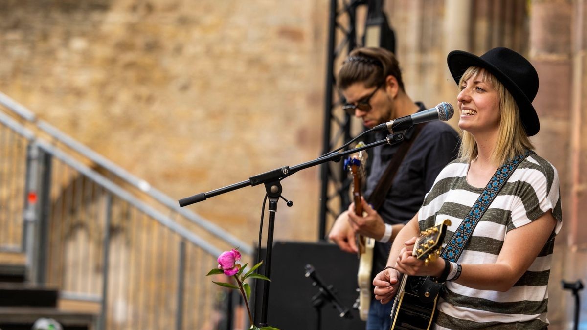 Im Bild: Joyce November gibt alles in der Barfüßerruine. - Das 46. Krämerbrückenfest glänzte am Samstag mit viel Sonnenschein und Unterhaltung für Groß und Klein. Mit Querbeat und Gentleman feierten auf dem Domplatz tausende von Menschen, bis der Tag mit einem Höhenfeuerwerk abgerundet wurde.