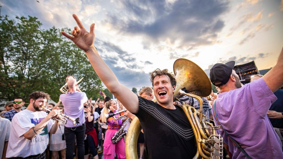 Im Bild: Querbeat reisen den Domplatz ab. - Das 46. Krämerbrückenfest glänzte am Samstag mit viel Sonnenschein und Unterhaltung für Groß und Klein. Mit Querbeat und Gentleman feierten auf dem Domplatz tausende von Menschen, bis der Tag mit einem Höhenfeuerwerk abgerundet wurde.