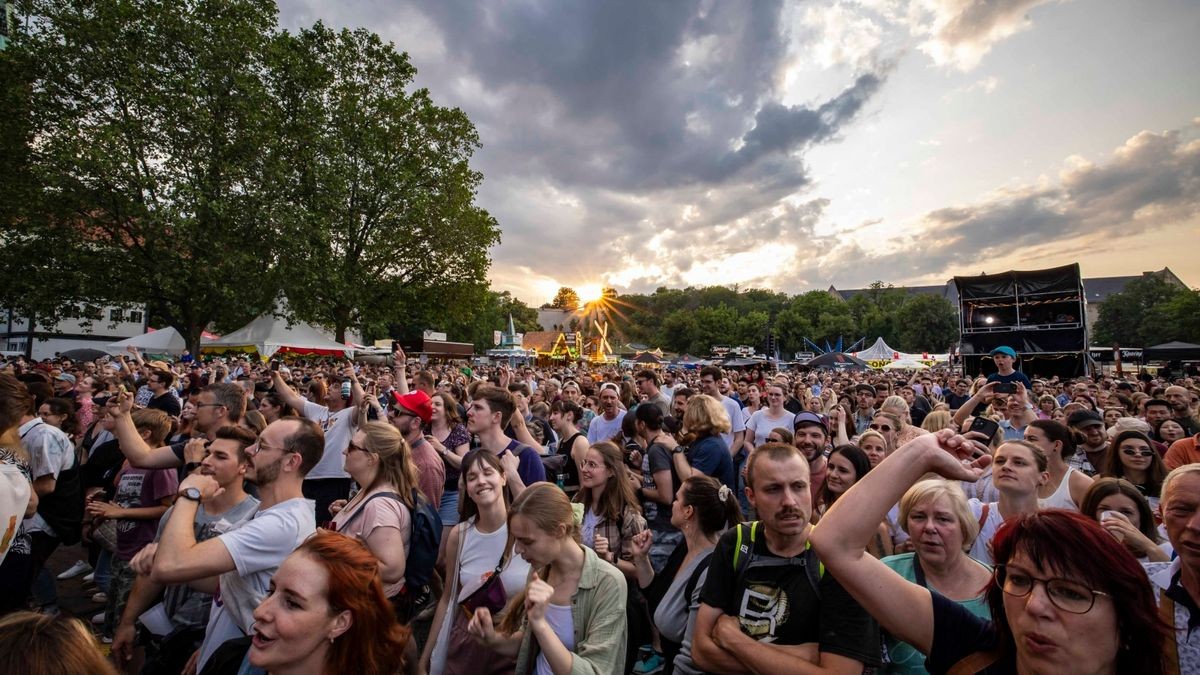 Im Bild: Querbeat reisen den Domplatz ab. - Das 46. Krämerbrückenfest glänzte am Samstag mit viel Sonnenschein und Unterhaltung für Groß und Klein. Mit Querbeat und Gentleman feierten auf dem Domplatz tausende von Menschen, bis der Tag mit einem Höhenfeuerwerk abgerundet wurde.