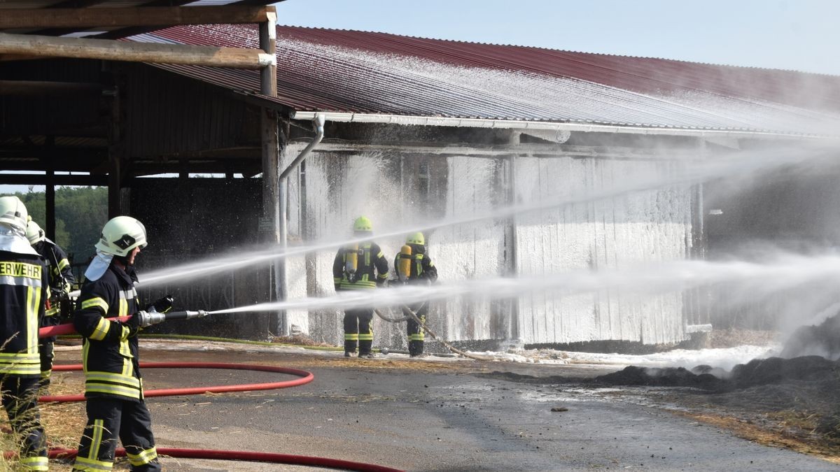 Ein überdachtes Lager mit rund 190 Stroh- und Heuballen eines Landwirtschaftsbetriebes geriet Sonntagmorgen in Heyerode in Brand. 100 Feuerwehrleute waren im Einsatz.