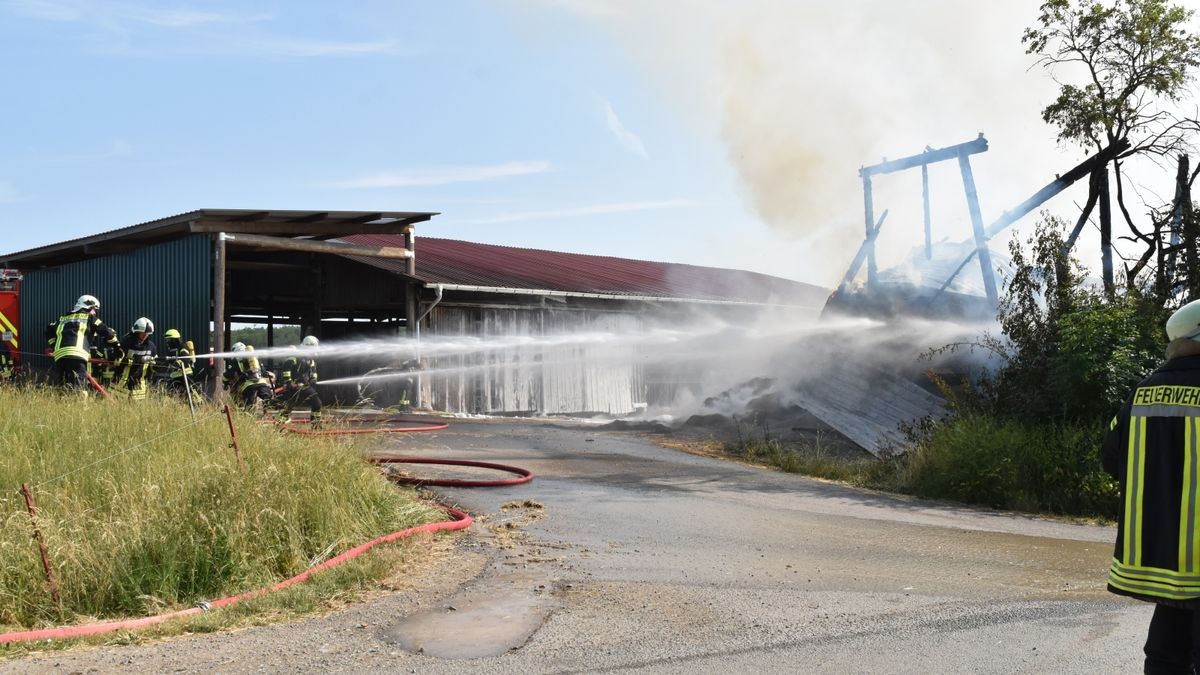 Ein überdachtes Lager mit rund 190 Stroh- und Heuballen eines Landwirtschaftsbetriebes geriet Sonntagmorgen in Heyerode in Brand. 100 Feuerwehrleute waren im Einsatz.