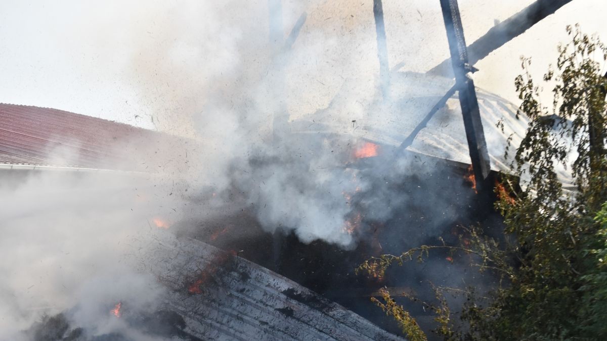 Ein überdachtes Lager mit rund 190 Stroh- und Heuballen eines Landwirtschaftsbetriebes geriet Sonntagmorgen in Heyerode in Brand. 100 Feuerwehrleute waren im Einsatz.