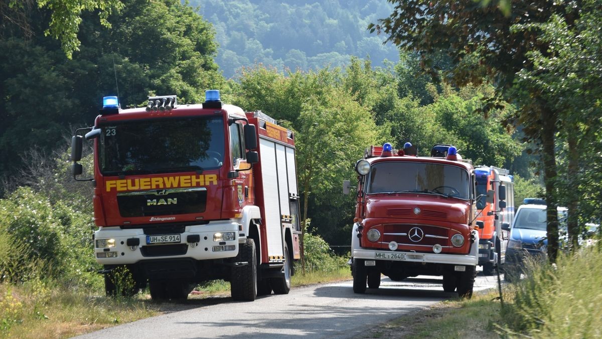 Ein überdachtes Lager mit rund 190 Stroh- und Heuballen eines Landwirtschaftsbetriebes geriet Sonntagmorgen in Heyerode in Brand. 100 Feuerwehrleute waren im Einsatz.