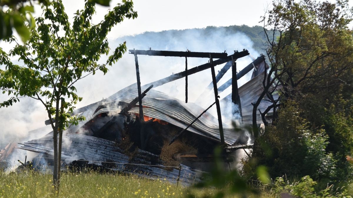 Ein überdachtes Lager mit rund 190 Stroh- und Heuballen eines Landwirtschaftsbetriebes geriet Sonntagmorgen in Heyerode in Brand. 100 Feuerwehrleute waren im Einsatz.