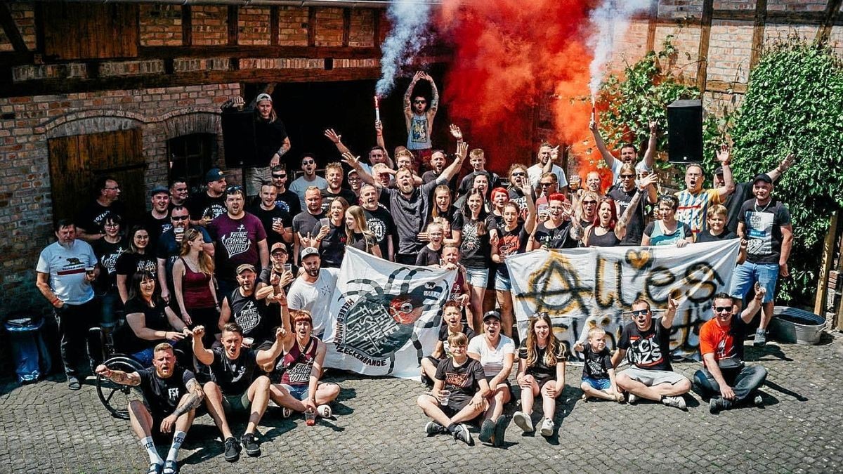 Was für ein denkwürdiger Tag: Feine Sahne Fischfilet beim Garagenkonzert in Toba.