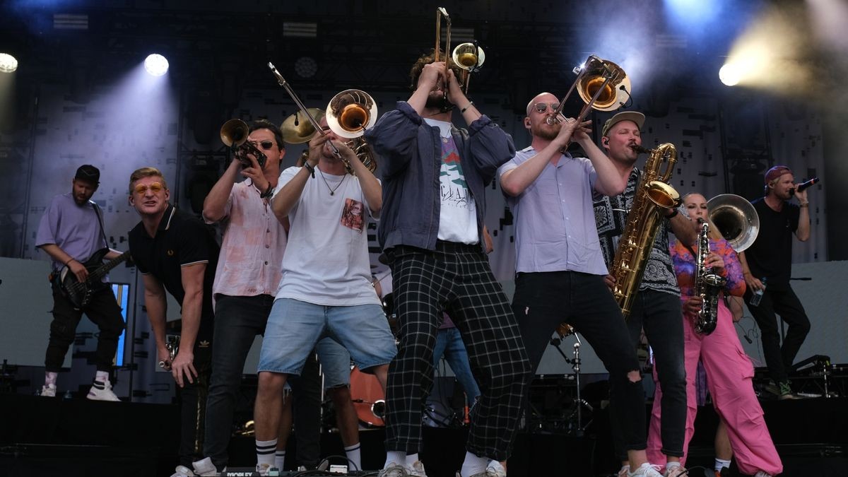 Querbeat, Brassband aus Köln, fühlten sich wohl auf der großen Bühne auf dem Domplatz.