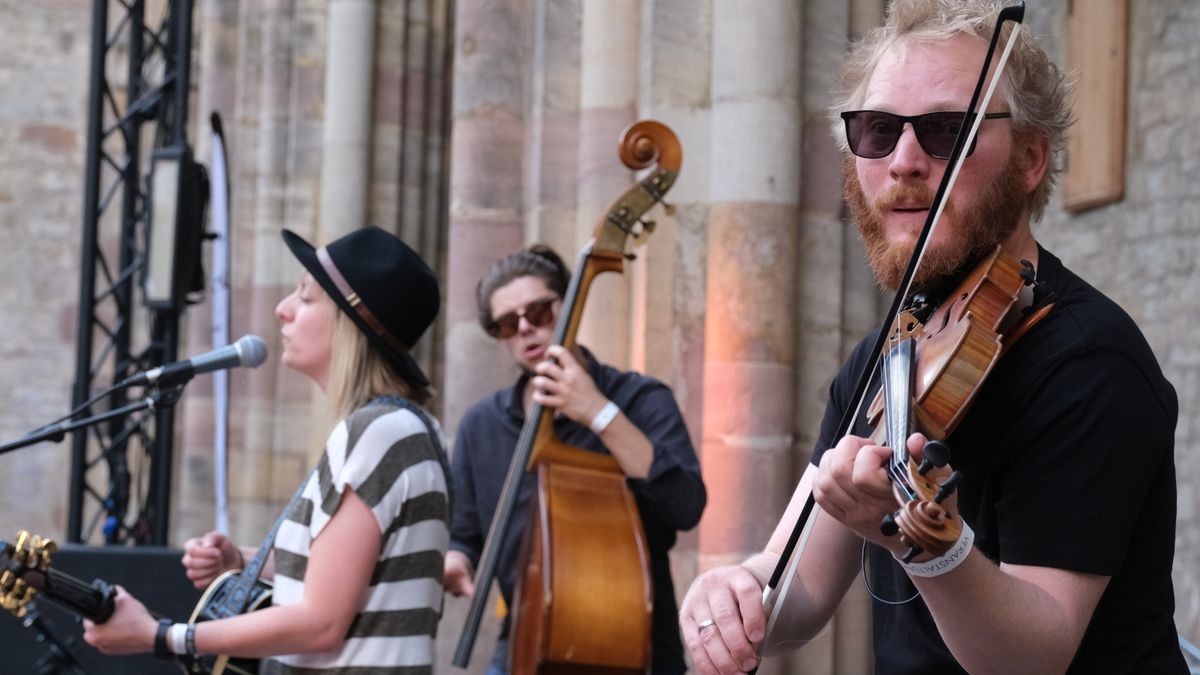 Joyce November spielte ihre Songs in der Barfüßerruine.