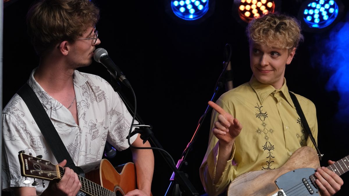 Anton & The Dots spielen im Innenhof der Engelsburg.