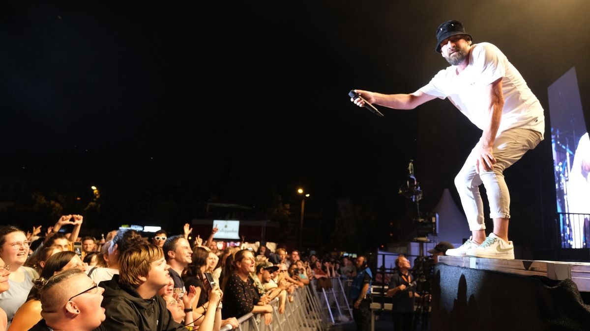 Gentlemen wurde mit seinen Reggae-Songs vom Publikum auf dem Domplatz frenetisch gefeiert, ehe das Höhenfeuerwerk den Abend ebenso bunt und beindruckend beschloss.