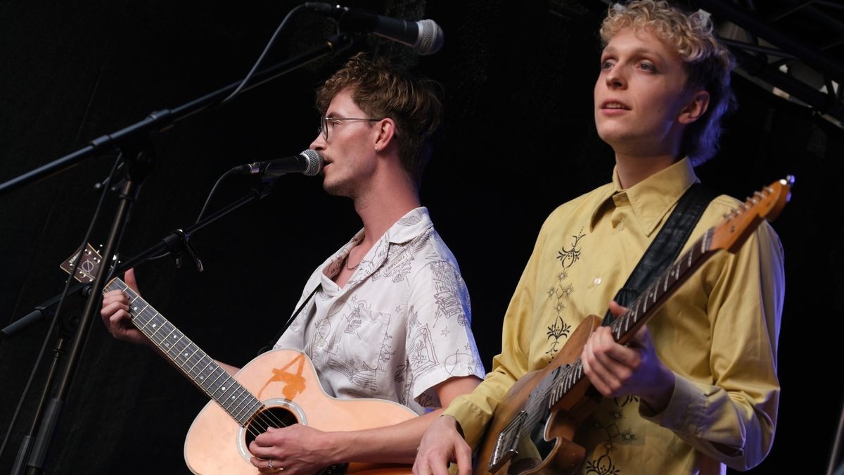 Anton & The Dots spielen im Innenhof der Engelsburg.