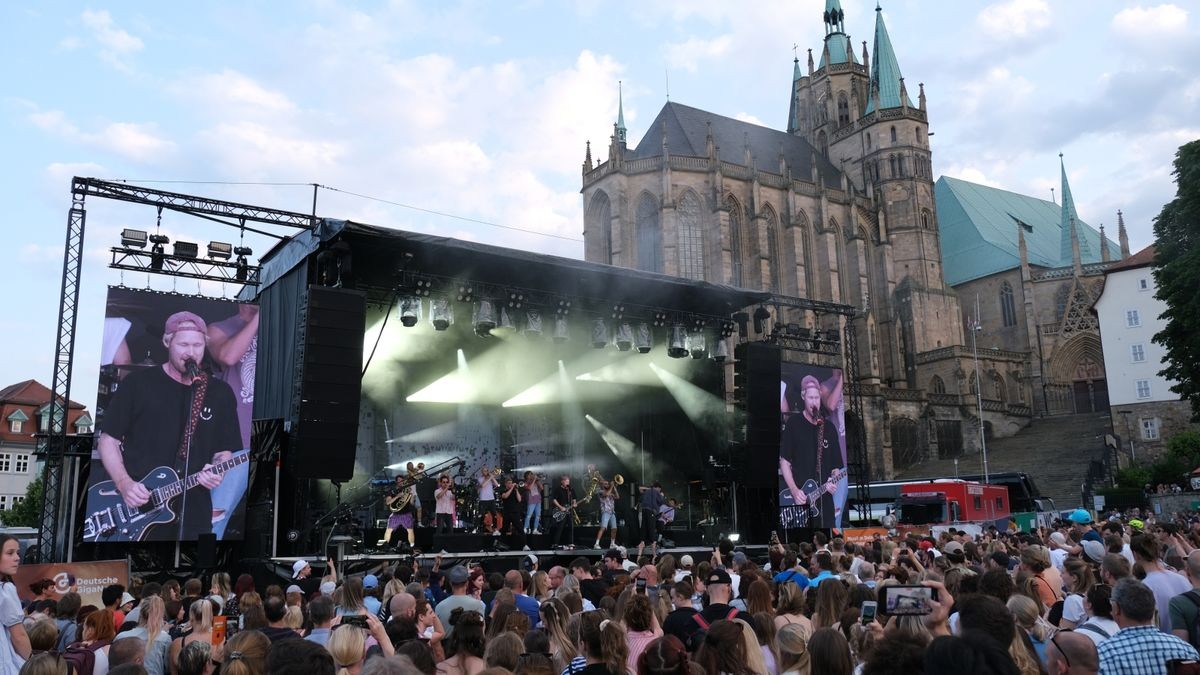 Querbeat, Brassband aus Köln, fühlten sich wohl auf der großen Bühne auf dem Domplatz.