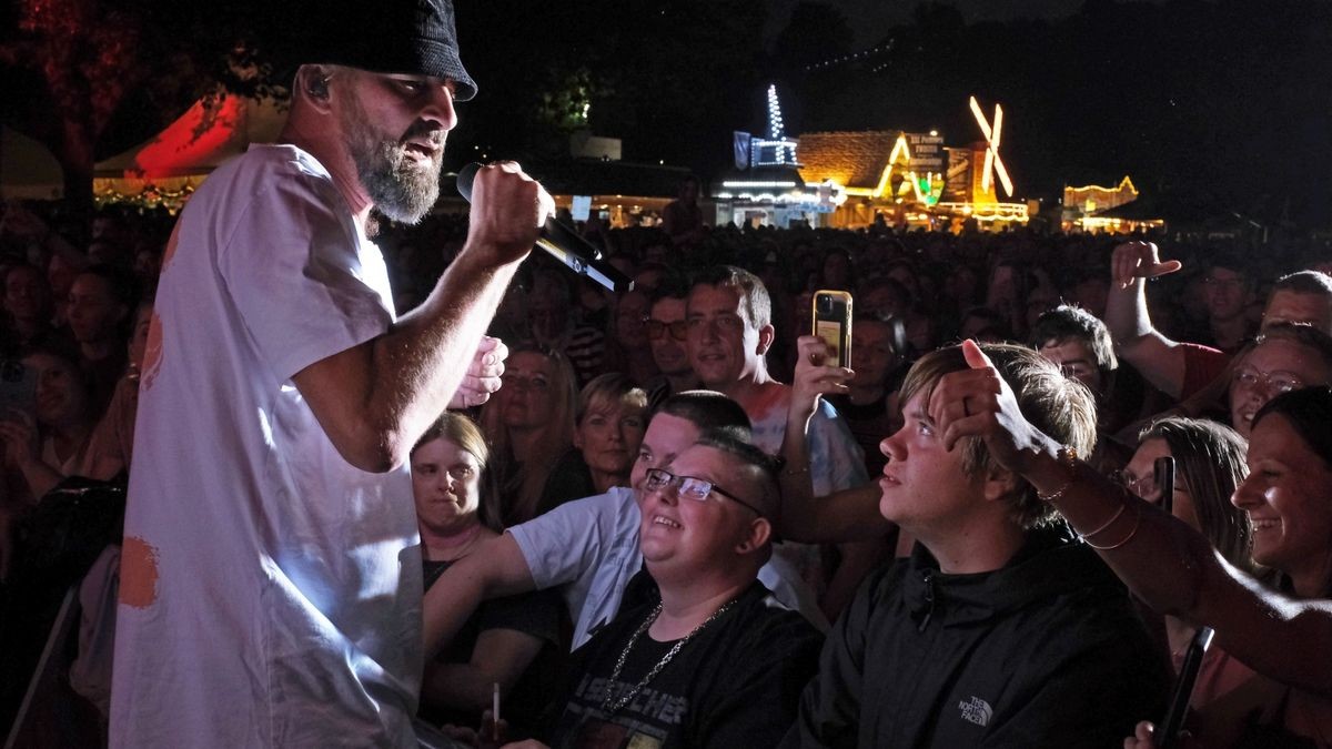 Gentlemen wurde mit seinen Reggae-Songs vom Publikum auf dem Domplatz frenetisch gefeiert, ehe das Höhenfeuerwerk den Abend ebenso bunt und beindruckend beschloss.