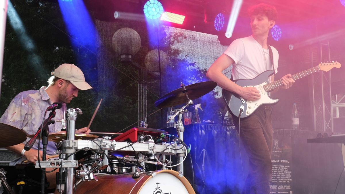 Handgemachte Technomusik, live performt von der vierköpfigen Band „Karakum“ auf dem Rathausparkplatz.