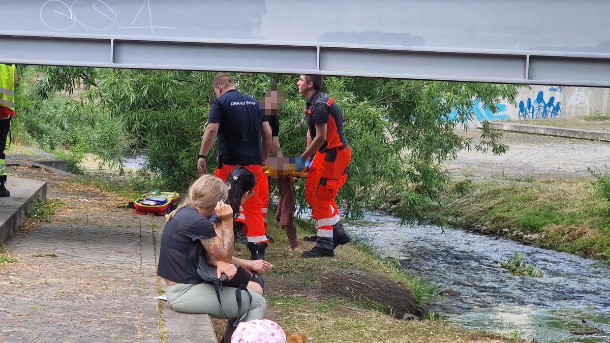 Auf dem Erfurter Krämerbrückenfest hat sich ein Mädchen beim Sturz von einer Brücke verletzt.