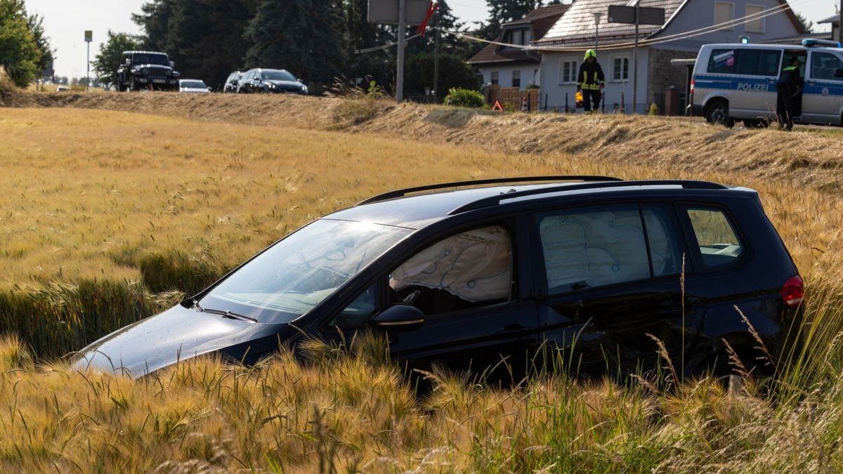 Nach einem Unfall auf der B 7 landete eines der Fahrzeuge in einem angrenzenden Feld.