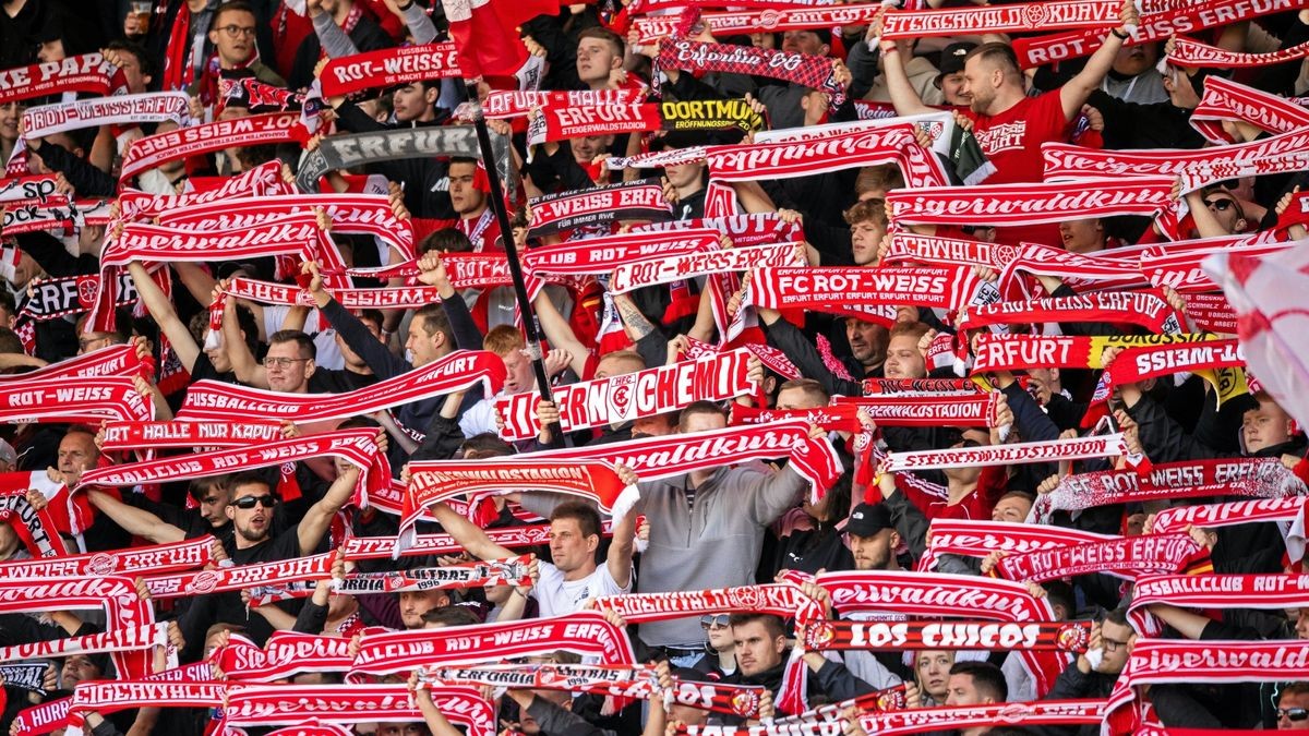 Die Fans des FC Rot-Weiß Erfurt hoffen auf ein baldiges Ende des Insolvenzverfahrens.