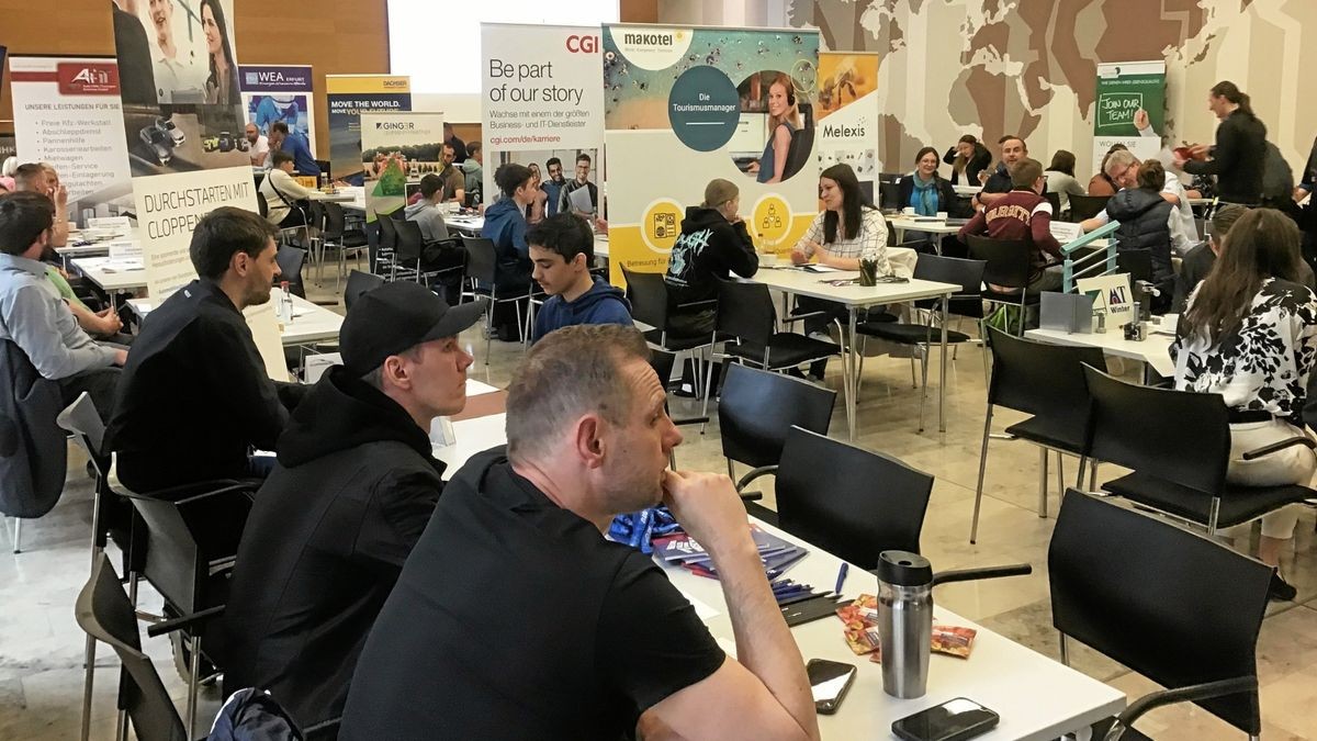 Schüler der Kooperativen Gesamtschule in Erfurt nutzten ein Speeddating in der IHK Erfurt, um Kontakt zu Firmen aufzunehmen.