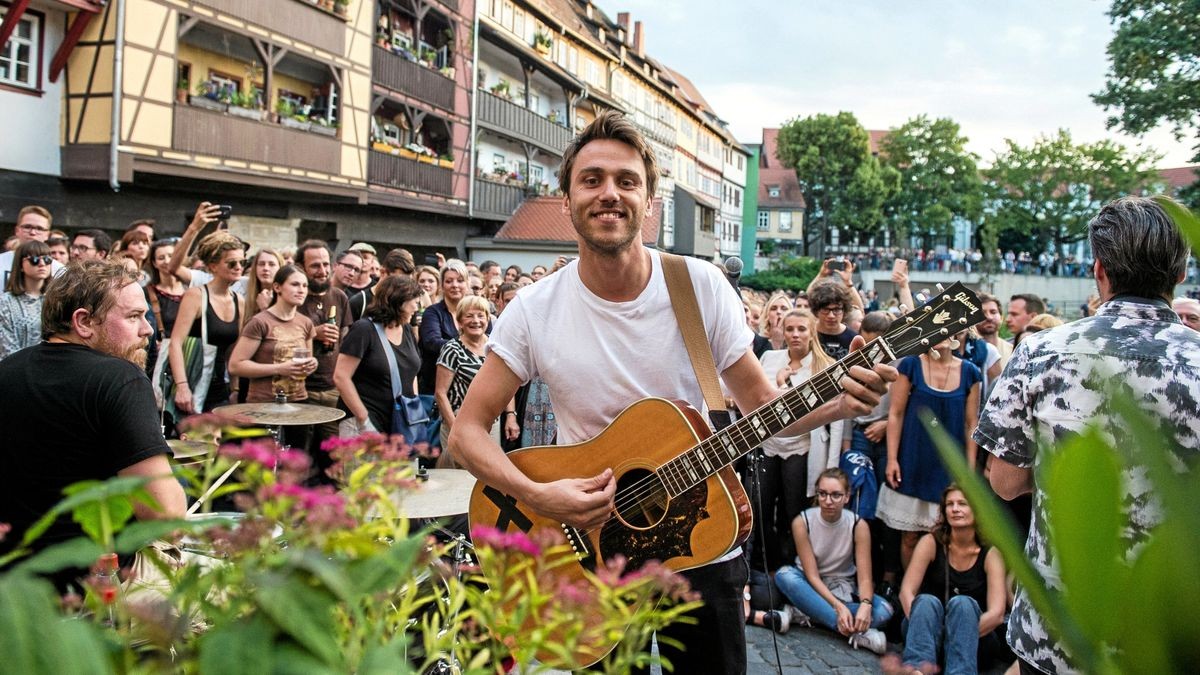 Der Erfurter Sänger Clueso bei einem spontanen Konzert an der Krämerbrücke im Rahmen der Fete de la Musique 2016. (Archivbild)