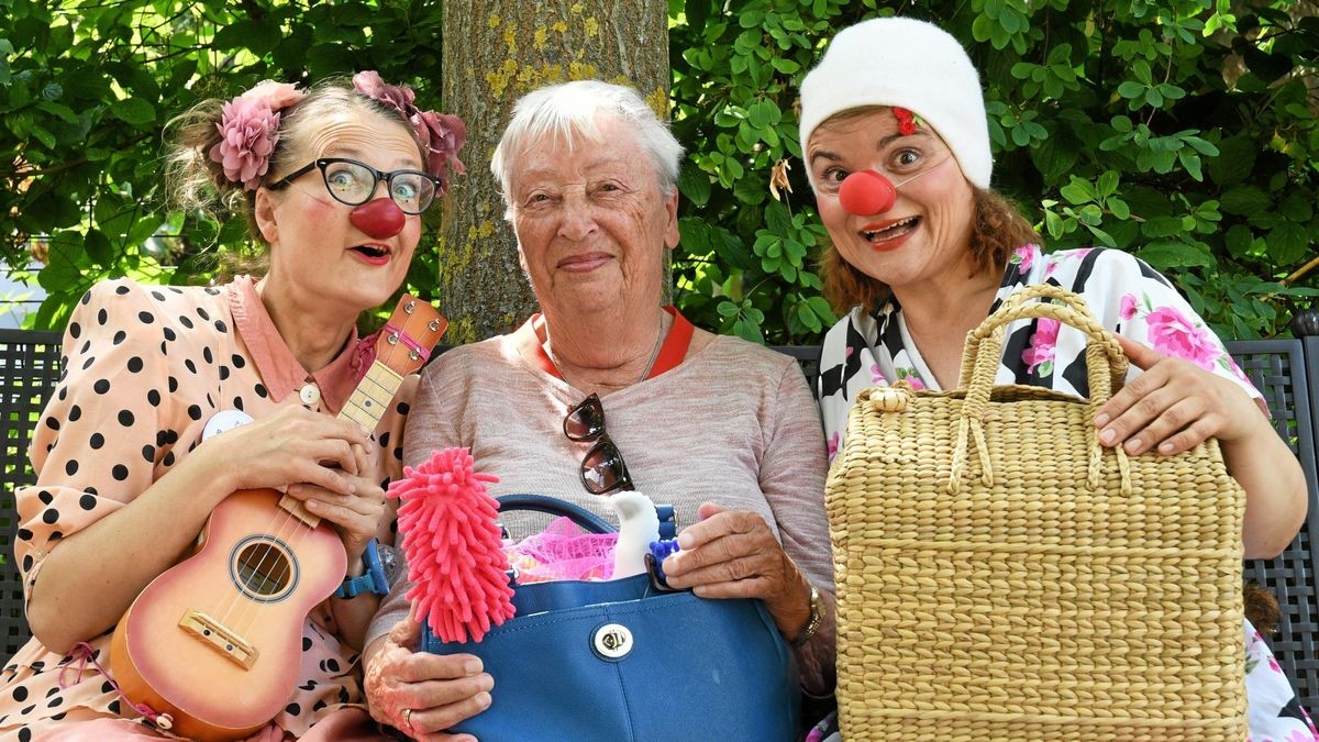 Natascha Lachmanova und Bobbi, Clowns von „Rote Nasen Deutschland eV“, bringen im Martin-Luther-Haus in Erfurt auch Bewohnerin Brigitta Mende zum Lachen. Mit einem dreijährigen Modellprojekt will die AOK Plus beweisen, dass Humor erlernt und bewusst eingesetzt werden kann, um die Belastungen im Pflegealltag zu bewältigen.  