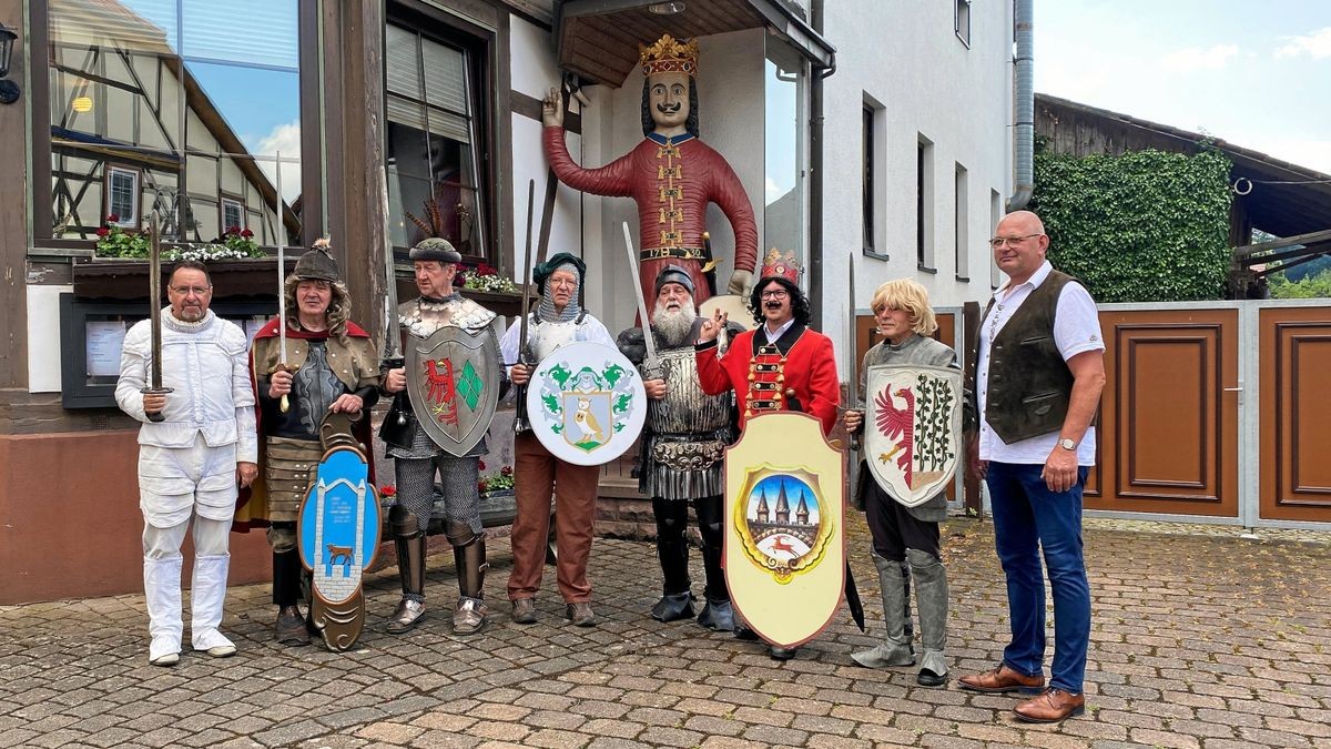 Acht Rolande auf einen Streich beim Treffen in Neustadt