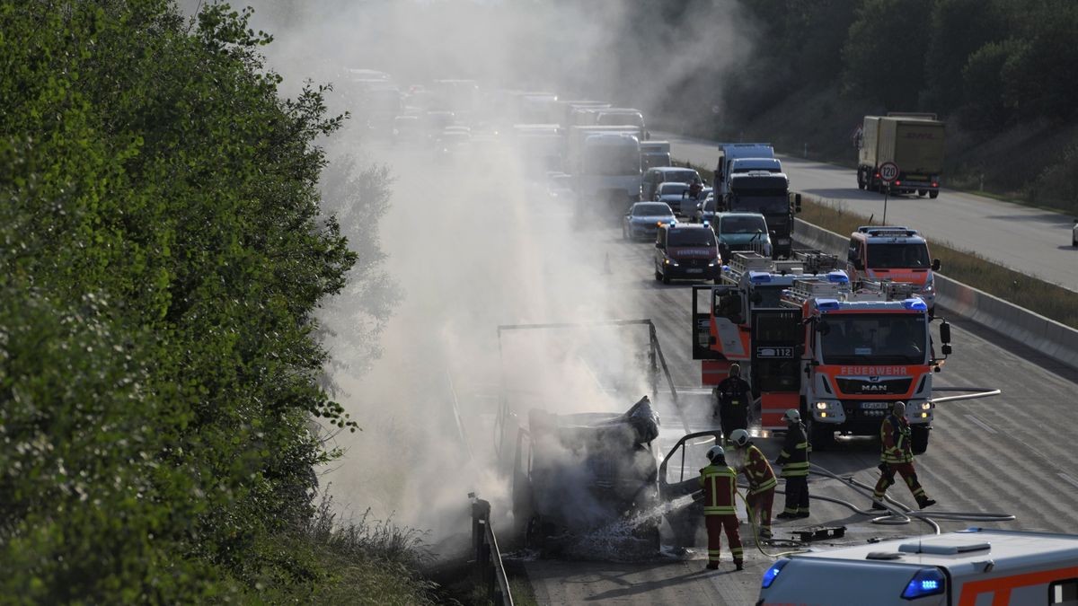 Fahrzeug ist komplett ausgebrannt.