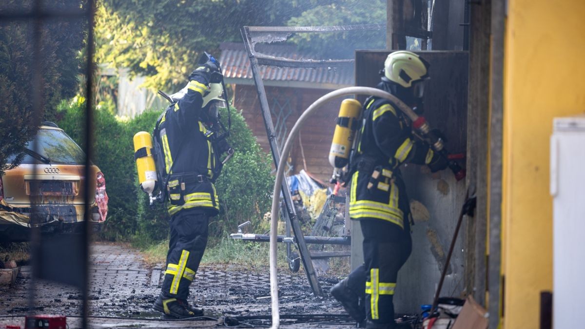 Gegen 18.45 Uhr kam es in Weimar-Legefeld zum Brand eines Carports und zweier Pkw. 