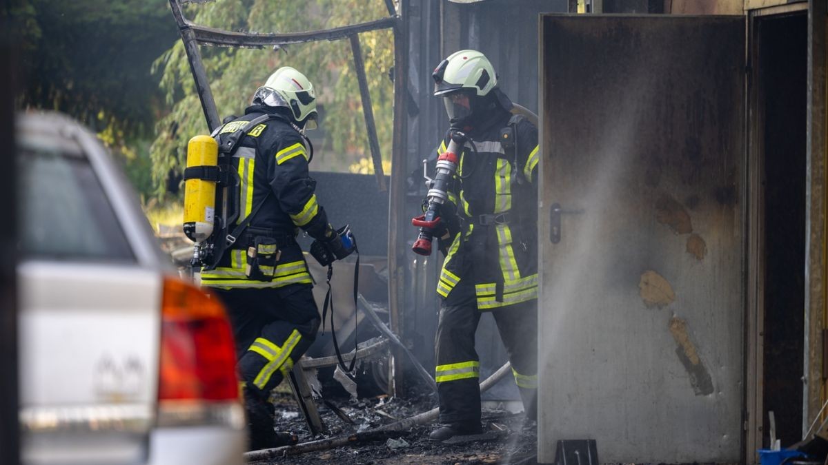 Unter schwerem Atemschutz löschten die Einsatzkräfte der Feuerwehr den Brand.