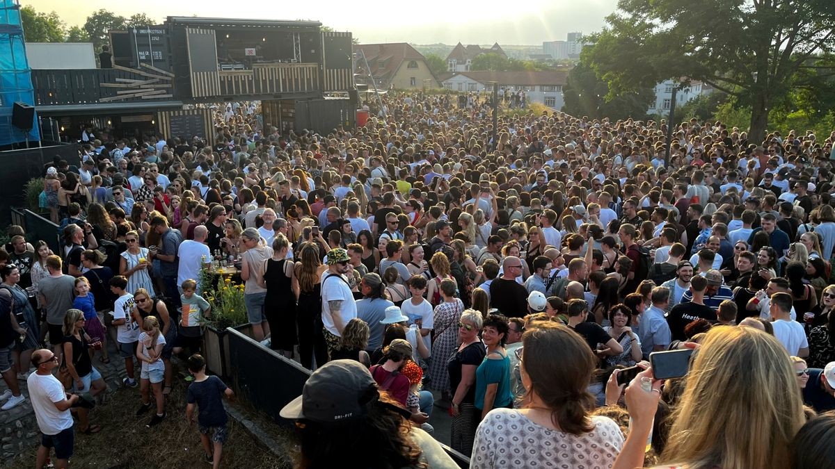 Vor einem riesigen Publikum trat Clueso am Mittwochabend vor der Festungsbäckerei auf dem Petersberg in Erfurt auf.