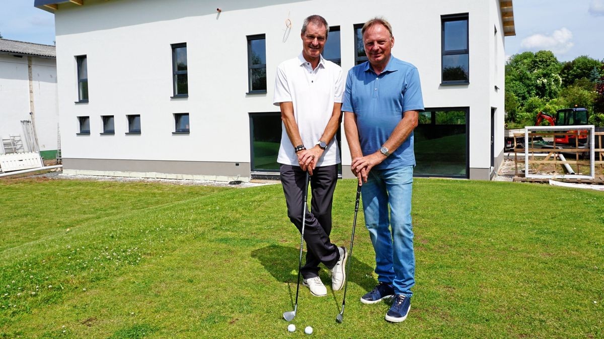 Vereinspräsident Andreas Meyer (links) und der Betreiber vom Golfpark Neustadt, Reimond Watterodt, stehen vor dem Gebäude, in dem die Indoor-Anlage eingebaut wird. Diese soll im November eröffnen.