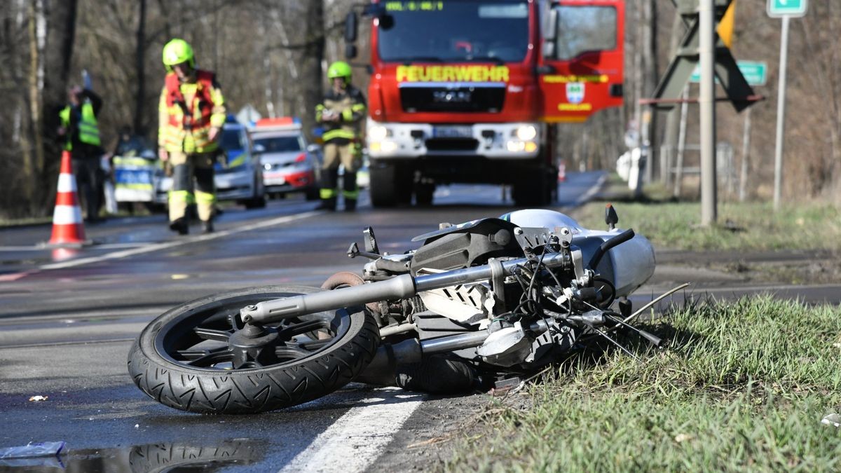 Der Motorradfahrer verstarb noch an der Unfallstelle (Symbolbild).