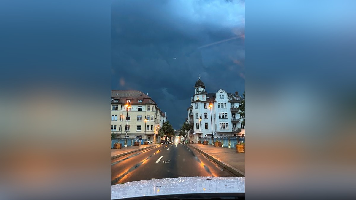 Seit Donnerstagabend 21 Uhr war die Feuerwehr in Gera im Dauereinsatz. Zahlreiche Bäume waren umgestürzt, mehrere davon auf Oberleitungen der Straßenbahn. Der Betrieb der Linie 3 kam zum Erliegen. Es musste Schienersatzverkehr eingerichtet werden. In Untermhaus fiel ein Baum auf geparktes Auto. In der Humboldtstraße wurde ein Dach großflächig abgedeckt, herabstürzende Dachteile beschädigten dabei mehrere geparkte Fahrzeuge. Etliche Straßen wurden überflutet, da Gullys die enormen Regenmengen nicht aufnehmen konnten.