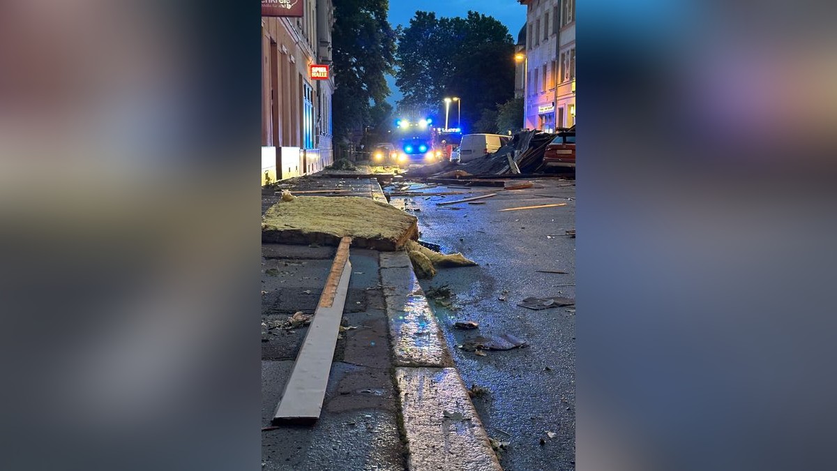 Seit Donnerstagabend 21 Uhr war die Feuerwehr in Gera im Dauereinsatz. Zahlreiche Bäume waren umgestürzt, mehrere davon auf Oberleitungen der Straßenbahn. Der Betrieb der Linie 3 kam zum Erliegen. Es musste Schienersatzverkehr eingerichtet werden. In Untermhaus fiel ein Baum auf geparktes Auto. In der Humboldtstraße wurde ein Dach großflächig abgedeckt, herabstürzende Dachteile beschädigten dabei mehrere geparkte Fahrzeuge. Etliche Straßen wurden überflutet, da Gullys die enormen Regenmengen nicht aufnehmen konnten.