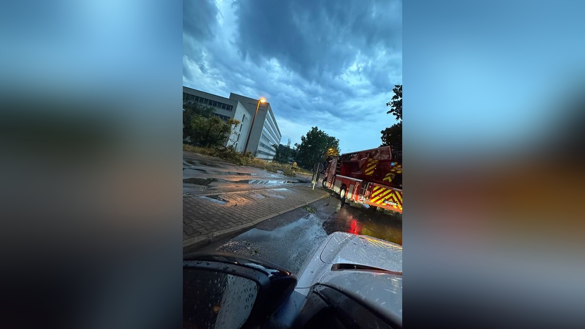 Seit Donnerstagabend 21 Uhr war die Feuerwehr in Gera im Dauereinsatz. Zahlreiche Bäume waren umgestürzt, mehrere davon auf Oberleitungen der Straßenbahn. Der Betrieb der Linie 3 kam zum Erliegen. Es musste Schienersatzverkehr eingerichtet werden. In Untermhaus fiel ein Baum auf geparktes Auto. In der Humboldtstraße wurde ein Dach großflächig abgedeckt, herabstürzende Dachteile beschädigten dabei mehrere geparkte Fahrzeuge. Etliche Straßen wurden überflutet, da Gullys die enormen Regenmengen nicht aufnehmen konnten.