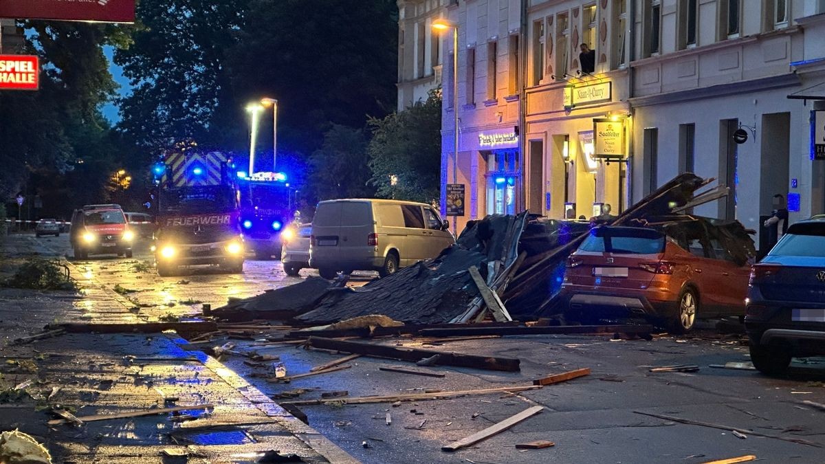 Seit Donnerstagabend 21 Uhr war die Feuerwehr in Gera im Dauereinsatz. Zahlreiche Bäume waren umgestürzt, mehrere davon auf Oberleitungen der Straßenbahn. Der Betrieb der Linie 3 kam zum Erliegen. Es musste Schienersatzverkehr eingerichtet werden. In Untermhaus fiel ein Baum auf geparktes Auto. In der Humboldtstraße wurde ein Dach großflächig abgedeckt, herabstürzende Dachteile beschädigten dabei mehrere geparkte Fahrzeuge. Etliche Straßen wurden überflutet, da Gullys die enormen Regenmengen nicht aufnehmen konnten.