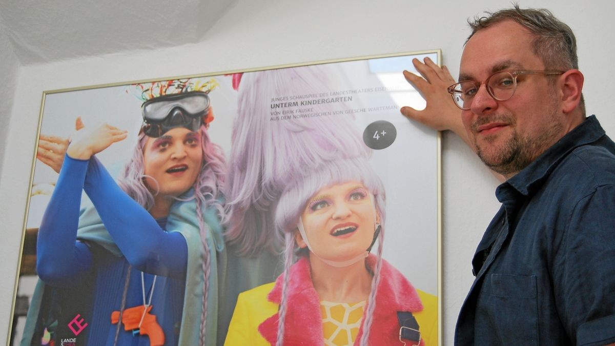 Der scheidende Chefdramaturg des Eisenacher Landestheaters, Christoph Macha am Plakat für „Unterm Kindergarten“, das er selbst inszenierte.