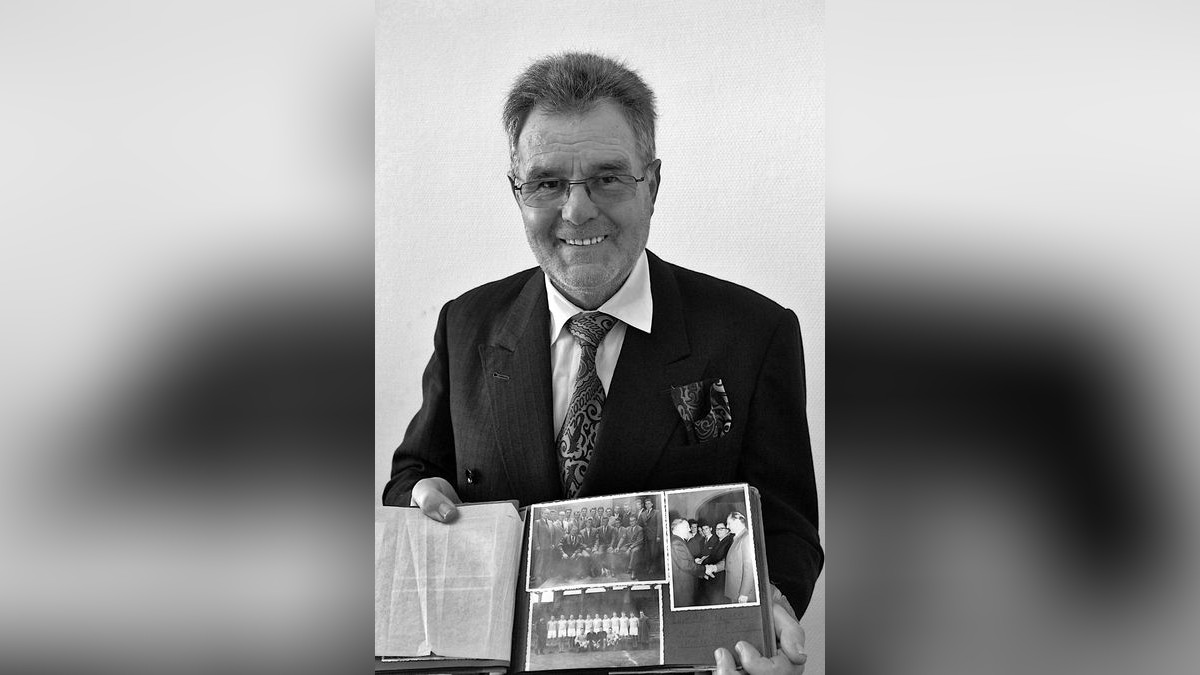 Dieter Raber mit seinem 1978 geschneiderten Anzug und dem Fotoalbum, auf dem er mit seinem allerersten Anzug im Jahr 1958 zu sehen ist. Damals benötigte er den Anzug für die Meisterfeier im Hotel Fürstenhof. Damals wurde der Fußballer mit seiner Mannschaft zweiter in der 2. DDR-Liga.