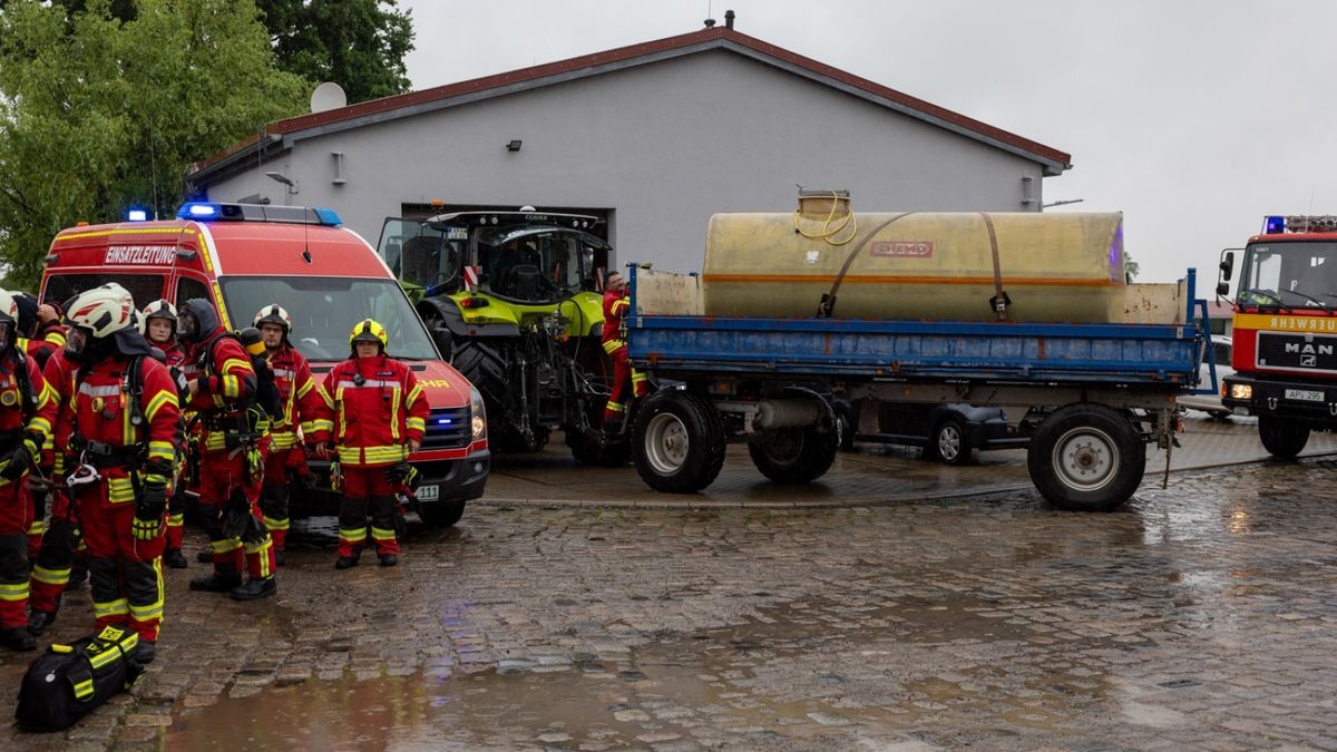 Da im ersten Löschangriff massiv Wasser benötigt wurde, wurde dieses u.a. mit einem Traktor und einem Wasseranhänger an die Einsatzstelle gebracht.