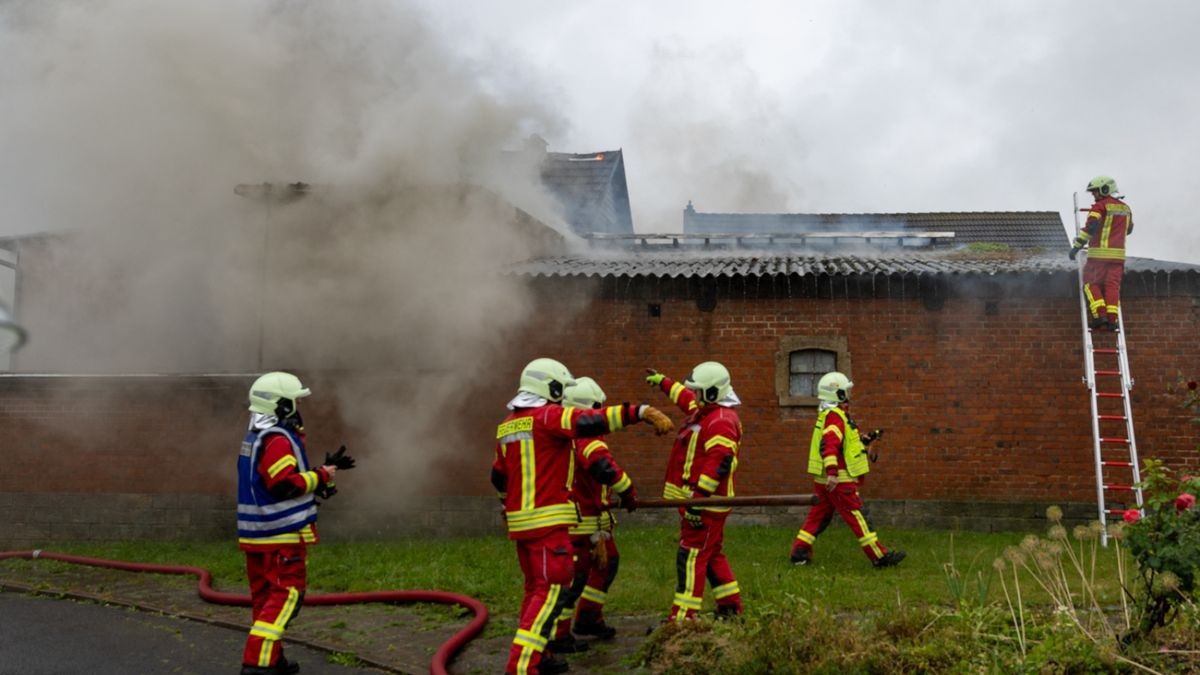 Am Freitagnachmittag brannte ein Wohnhaus in Utzberg. Es kam zu einer starken Rauchentwicklung. Die Feuerwehr war mit einem Großaufgebot vor Ort. Menschen wurden nicht verletzt. Die Kriminalpolizei hat die Ermittlungen zur Brandursache aufgenommen.