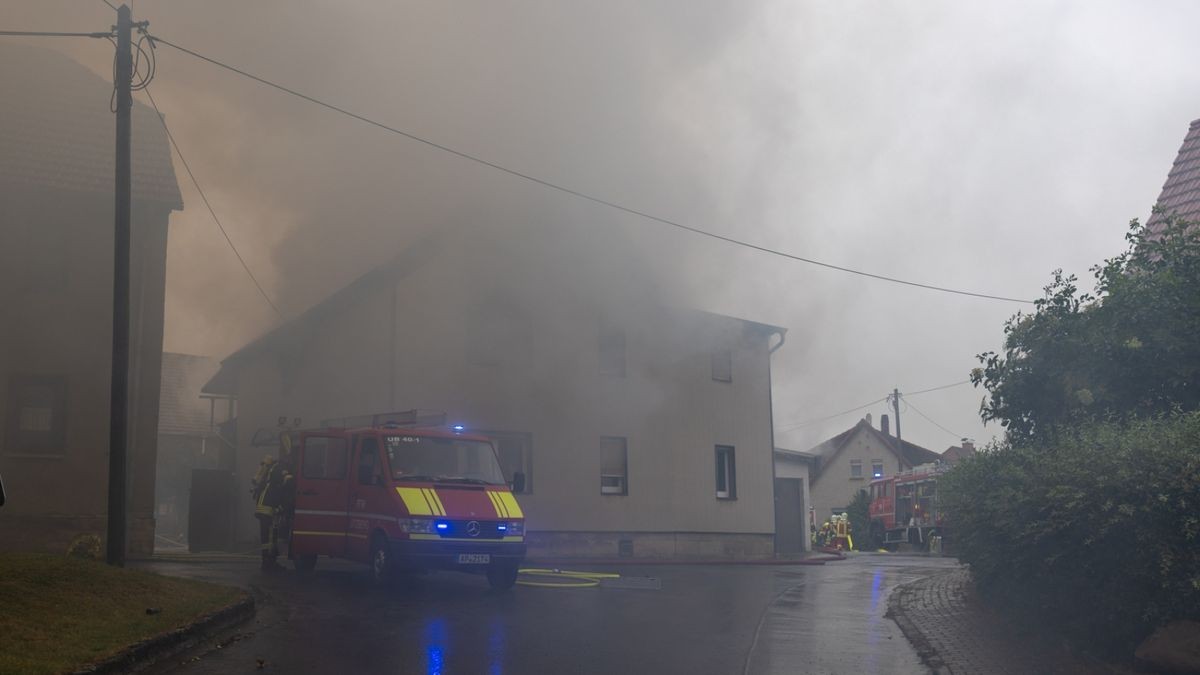 Am Freitagnachmittag brannte ein Wohnhaus in Utzberg. Es kam zu einer starken Rauchentwicklung. Die Feuerwehr war mit einem Großaufgebot vor Ort. Menschen wurden nicht verletzt. Die Kriminalpolizei hat die Ermittlungen zur Brandursache aufgenommen.