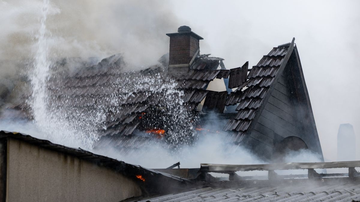 Am Freitagnachmittag brannte ein Wohnhaus in Utzberg. Es kam zu einer starken Rauchentwicklung. Die Feuerwehr war mit einem Großaufgebot vor Ort. Menschen wurden nicht verletzt. Die Kriminalpolizei hat die Ermittlungen zur Brandursache aufgenommen.