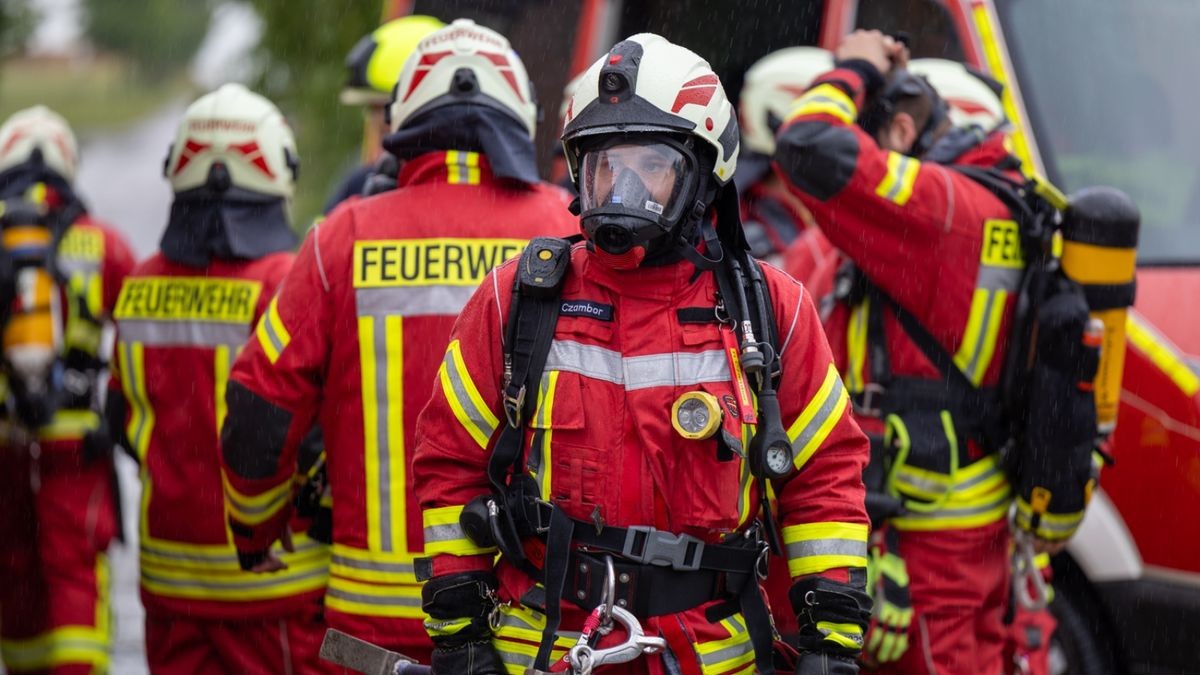 Mehrere Trupps unter schwerem Atemschutz begannen umgehend mit der Brandbekämpfung von mehreren Seiten.