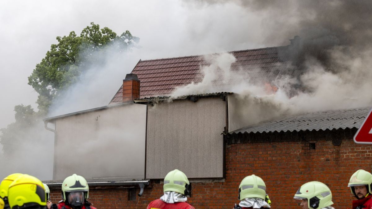 Am Freitagnachmittag brannte ein Wohnhaus in Utzberg. Es kam zu einer starken Rauchentwicklung. Die Feuerwehr war mit einem Großaufgebot vor Ort. Menschen wurden nicht verletzt. Die Kriminalpolizei hat die Ermittlungen zur Brandursache aufgenommen.