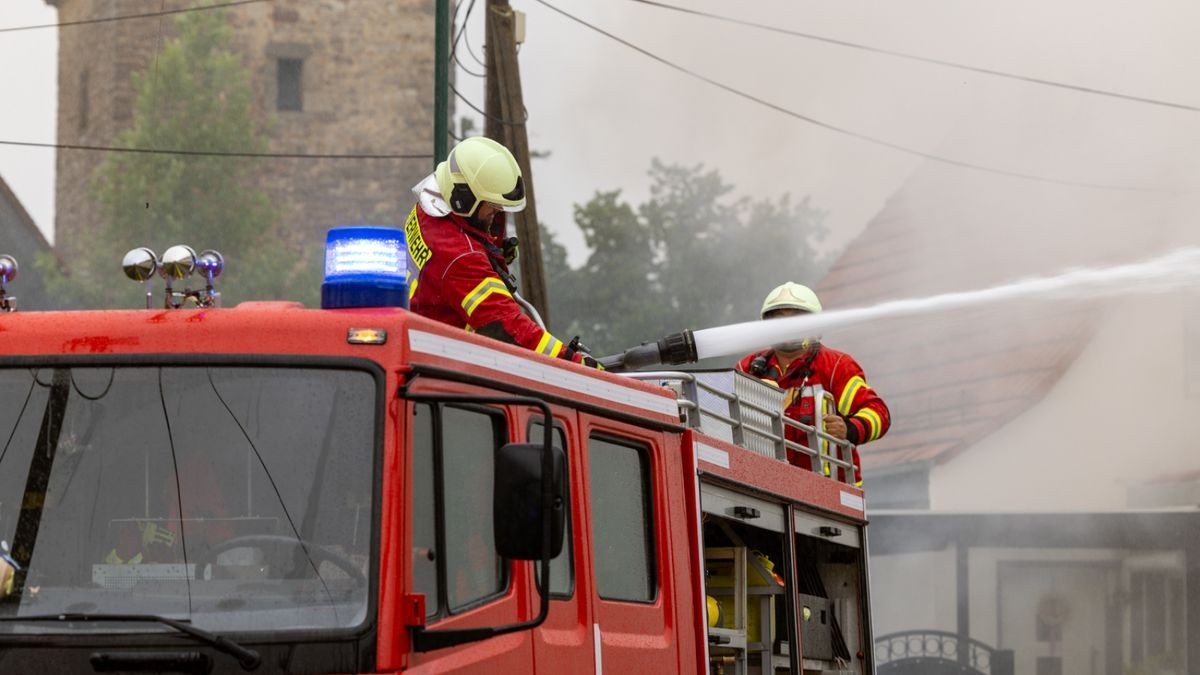 Am Freitagnachmittag brannte ein Wohnhaus in Utzberg. Es kam zu einer starken Rauchentwicklung. Die Feuerwehr war mit einem Großaufgebot vor Ort. Menschen wurden nicht verletzt. Die Kriminalpolizei hat die Ermittlungen zur Brandursache aufgenommen.